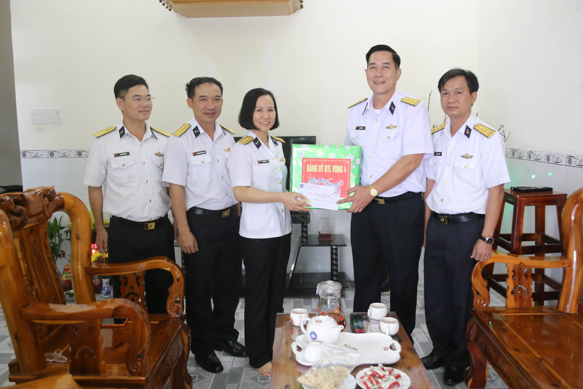 Đoàn tặng quà gia đình Thượng úy quân nhân chuyên nghiệp Cao Thị Yến (Phòng Tham mưu, Lữ đoàn 955)
