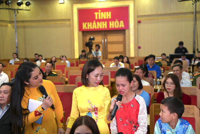 Vợ và 2 con của Thượng úy chuyên nghiệp Hồ Minh Phong, đang công tác tại xã Sinh Tồn tham gia giao lưu trong chương trình cầu truyền hình. 