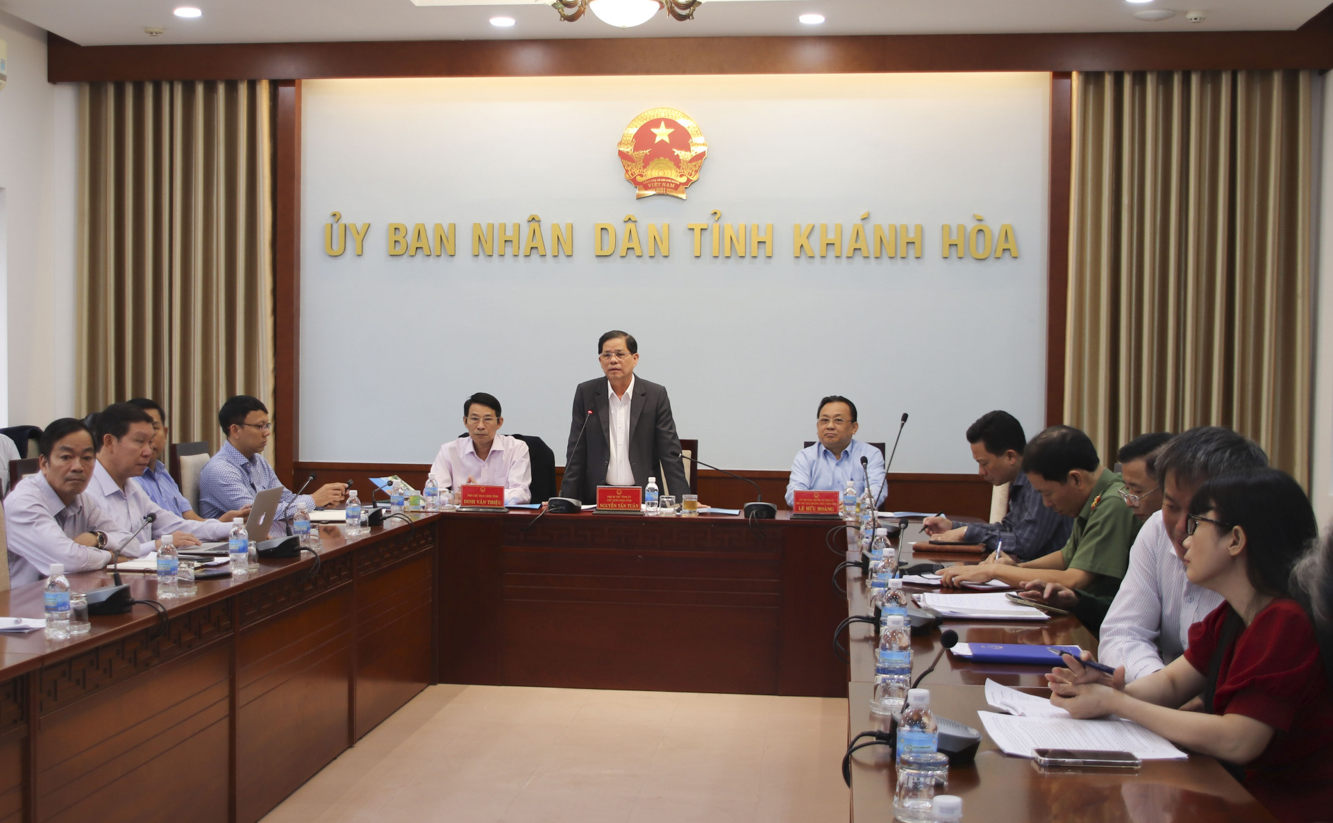 Chủ tịch UBND tỉnh Nguyễn Tấn Tuân kết luận cuộc họp.