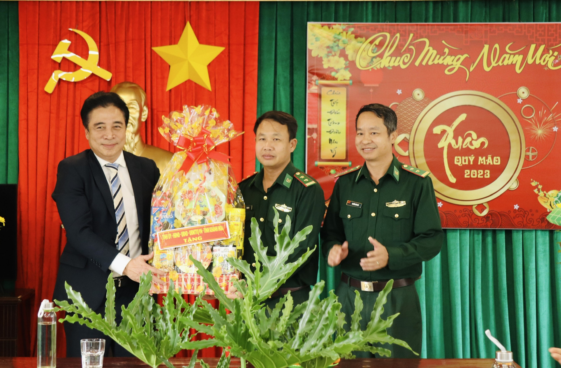 Ông Nguyễn Khắc Toàn trao quà Tết cho cán bộ, chiến sĩ Đồn Biên phòng cửa khẩu Nha Trang