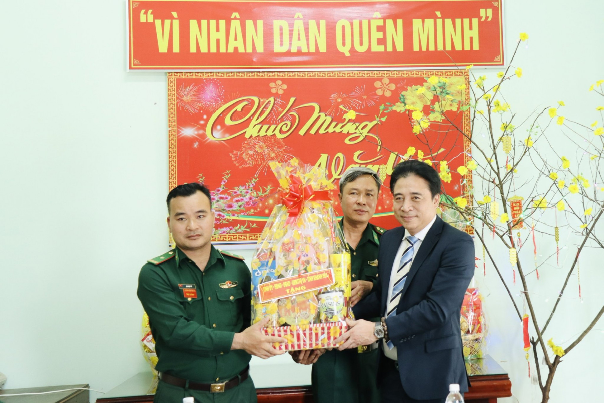 Ông Nguyễn Khắc Toàn trao quà chúc Tết Hải đội 2 Biên phòng