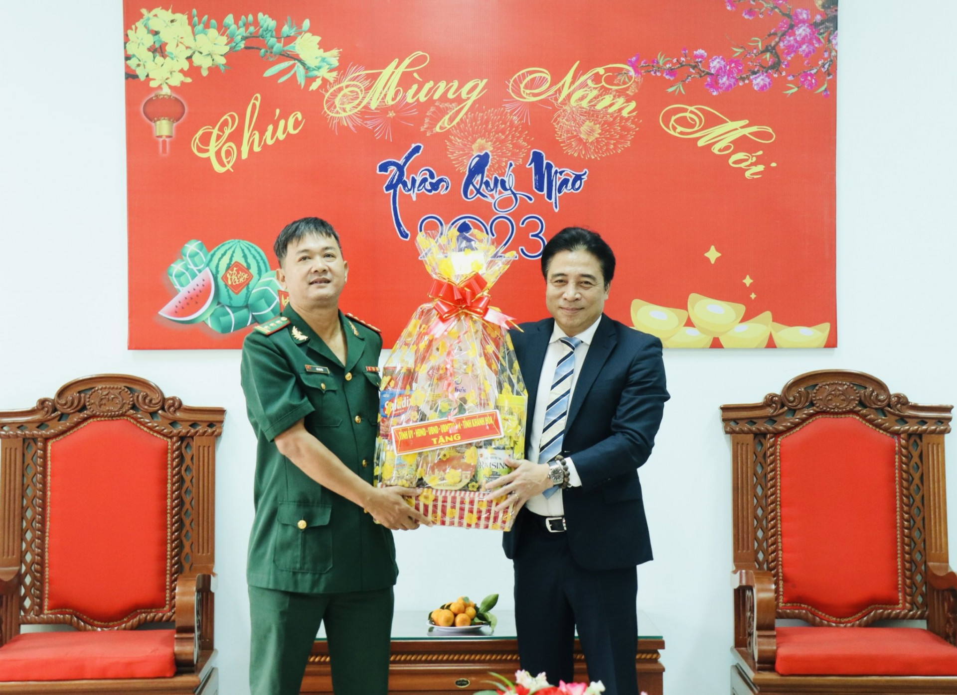 Ông Nguyễn Khắc Toàn trao quà chúc Tết  cán bộ, chiến sĩ Đồn Biên phòng Cầu Bóng
