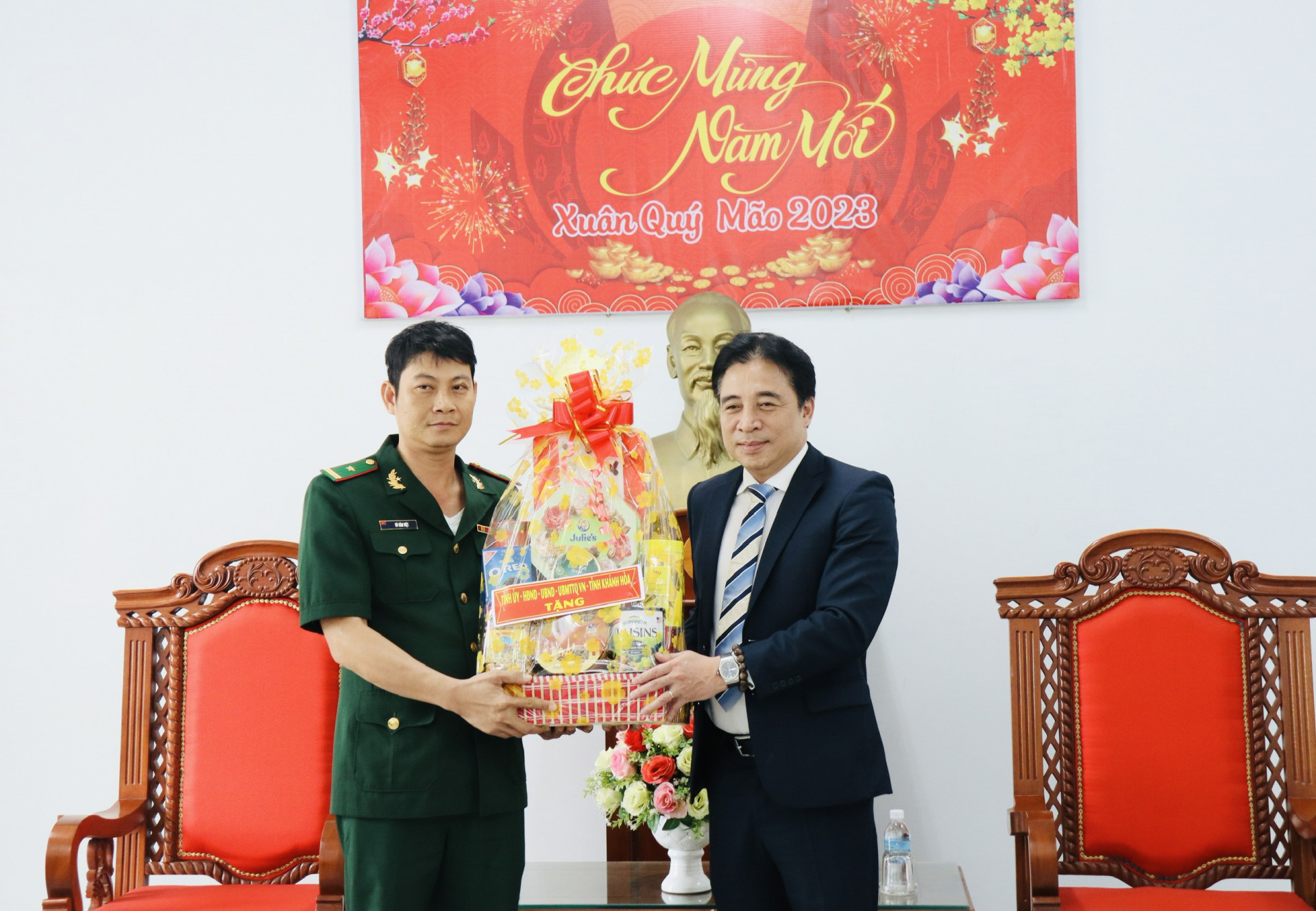 Ông Nguyễn Khắc Toàn trao quà cho cán bộ, chiến sĩ Đồn Biên phòng Vĩnh Lương, Nha Trang