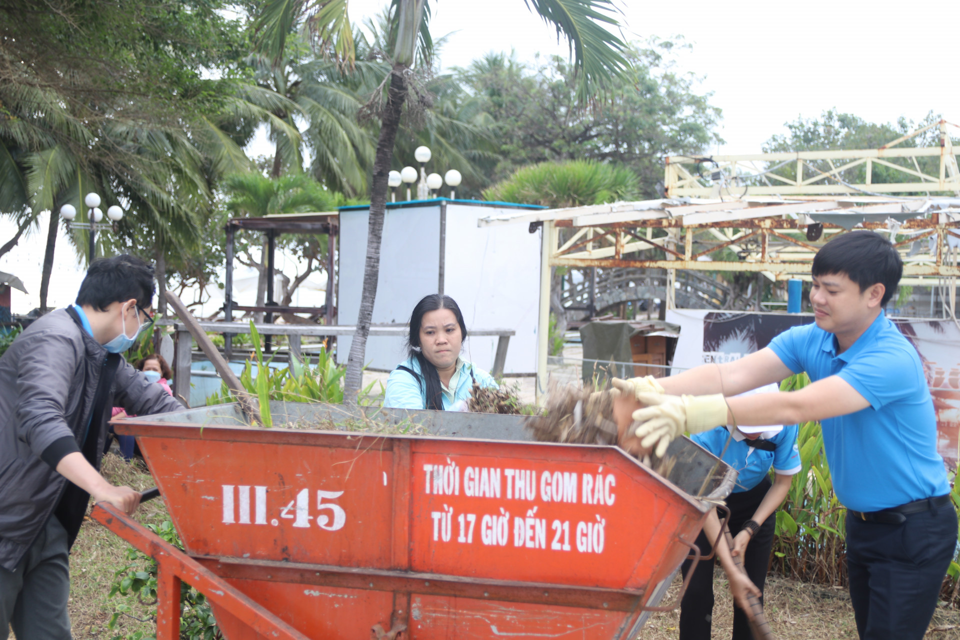 Cán bộ công đoàn tham gia thu gom rác thải.