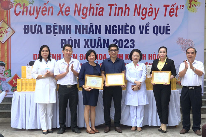 Lãnh đạo Bệnh viện Đa khoa tỉnh Khánh Hòa trao bảng tri ân cho các nhà tài trợ.