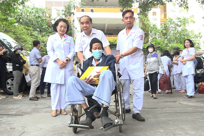 Bác sỹ CKII Phan Hữu Chính – Giám đốc Bệnh viện Đa khoa tỉnh Khánh Hòa đưa bệnh nhân lên xe