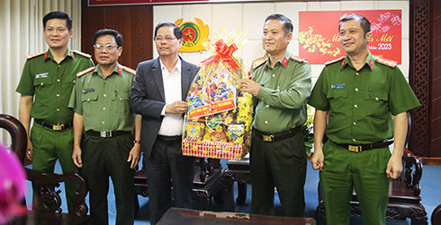 Ông Nguyễn Tấn Tuân tới thăm, chúc Tết tại Công an tỉnh