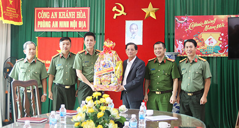 Ông Nguyễn Tấn Tuân đến thăm, chúc Tết tại Phòng An ninh nội địa  