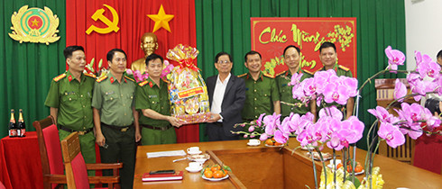 Chủ tịch UBND tỉnh Khánh Hòa đến thăm, chúc Tết cán bộ, chiến sĩ Phòng Cảnh sát phòng cháy chữa cháy và cứu nạn, cứu hộ