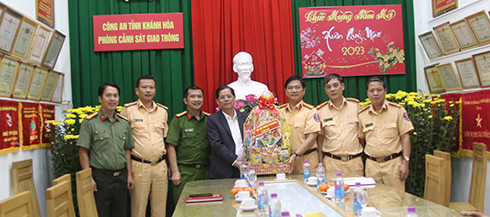 Ông Nguyễn Tấn Tuân tới thăm, chúc Tết cán bộ, chiến sĩ Phòng Cảnh sát giao thông