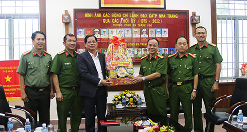 Chủ tịch UBND tỉnh Khánh Hòa chúc Tết tại Công an TP. Nha Trang