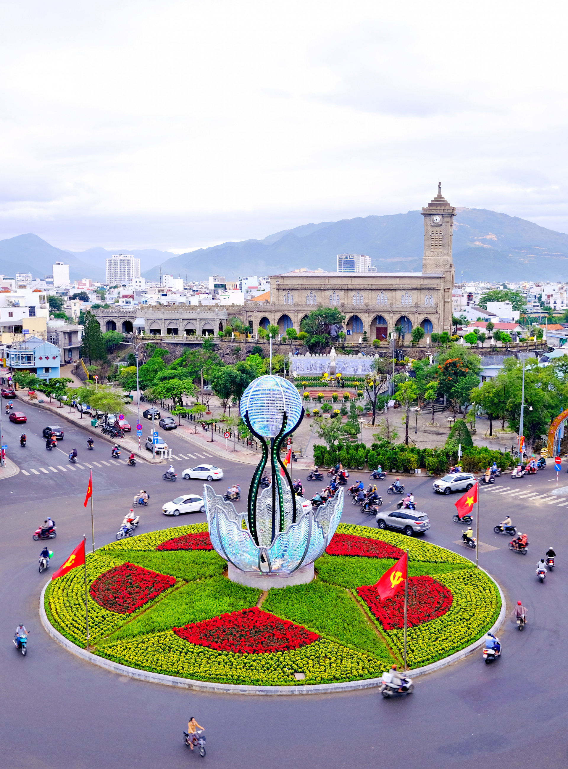Six-way intersection in Nha Trang City is transformed into new appearance before Tet
