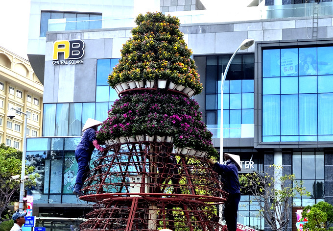 Workers of Nha Trang Urban Environment Company busily decorating Tran Phu Street