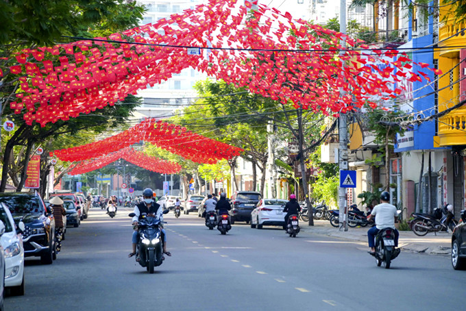 Pasteur Street (Nha Trang City) is festooned with nearly 8,000 Party and national flags 