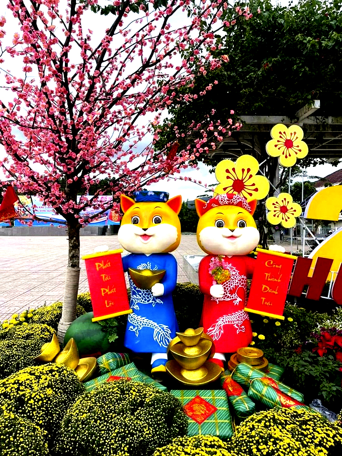 Cat statues in Khanh Son District