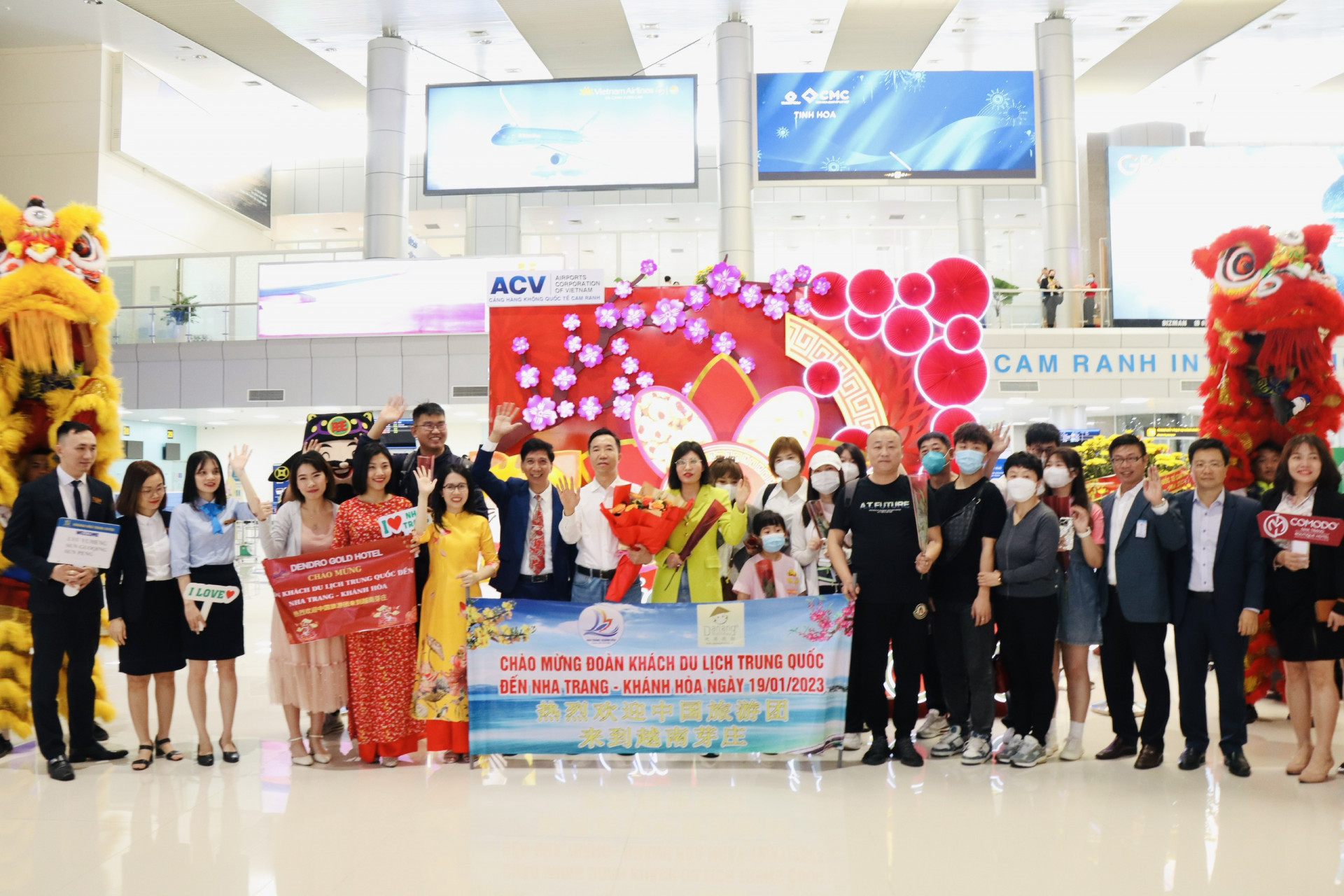 <p>Lãnh đạo Sở Du lịch, Công ty TNHH MTV Kỳ nghỉ Đà Nẵng chụp ảnh lưu niệm cùng đoàn khách du lịch Trung Quốc</p>