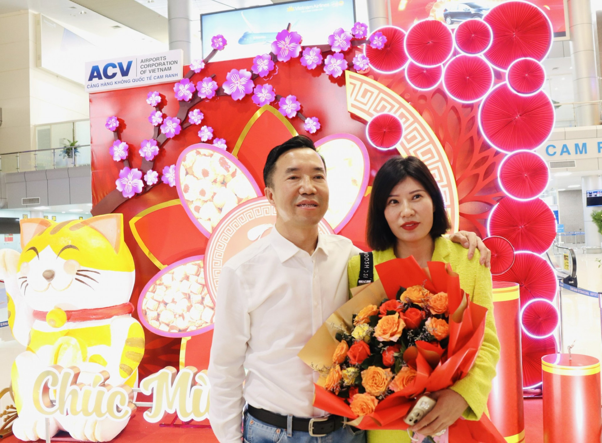 Anh Lý Hoan cùng người thân chụp ảnh lưu niệm đánh dấu chuyên du lịch ở Nha Trang - Khánh Hòa trong Tết Nguyên đán Quý Mão 2023