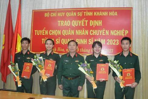 Đại tá Lê Công Chín trao quyết định cho các quân nhân.