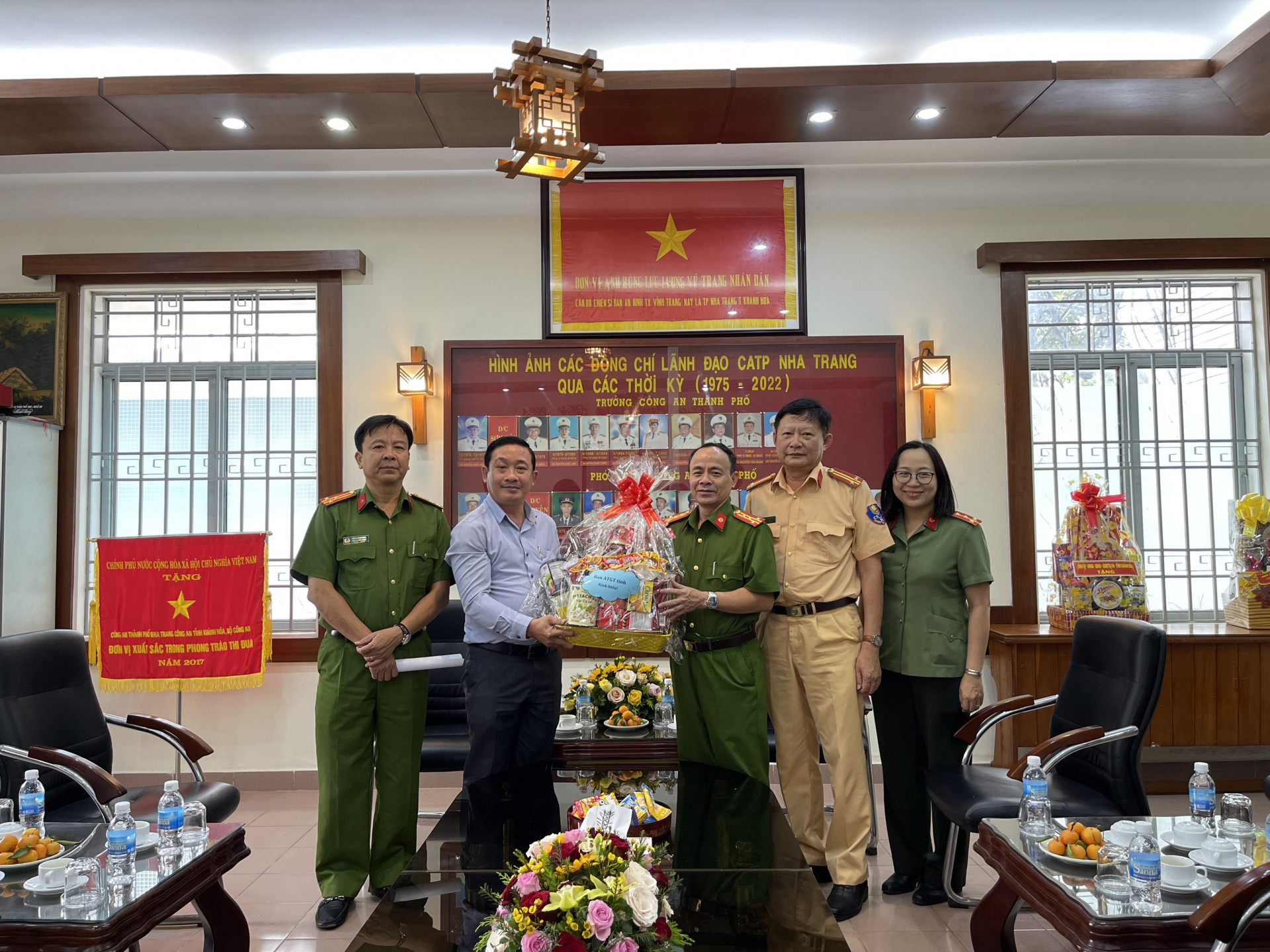 Đoàn công tác thăm, chúc Tết Công an TP. Nha Trang.