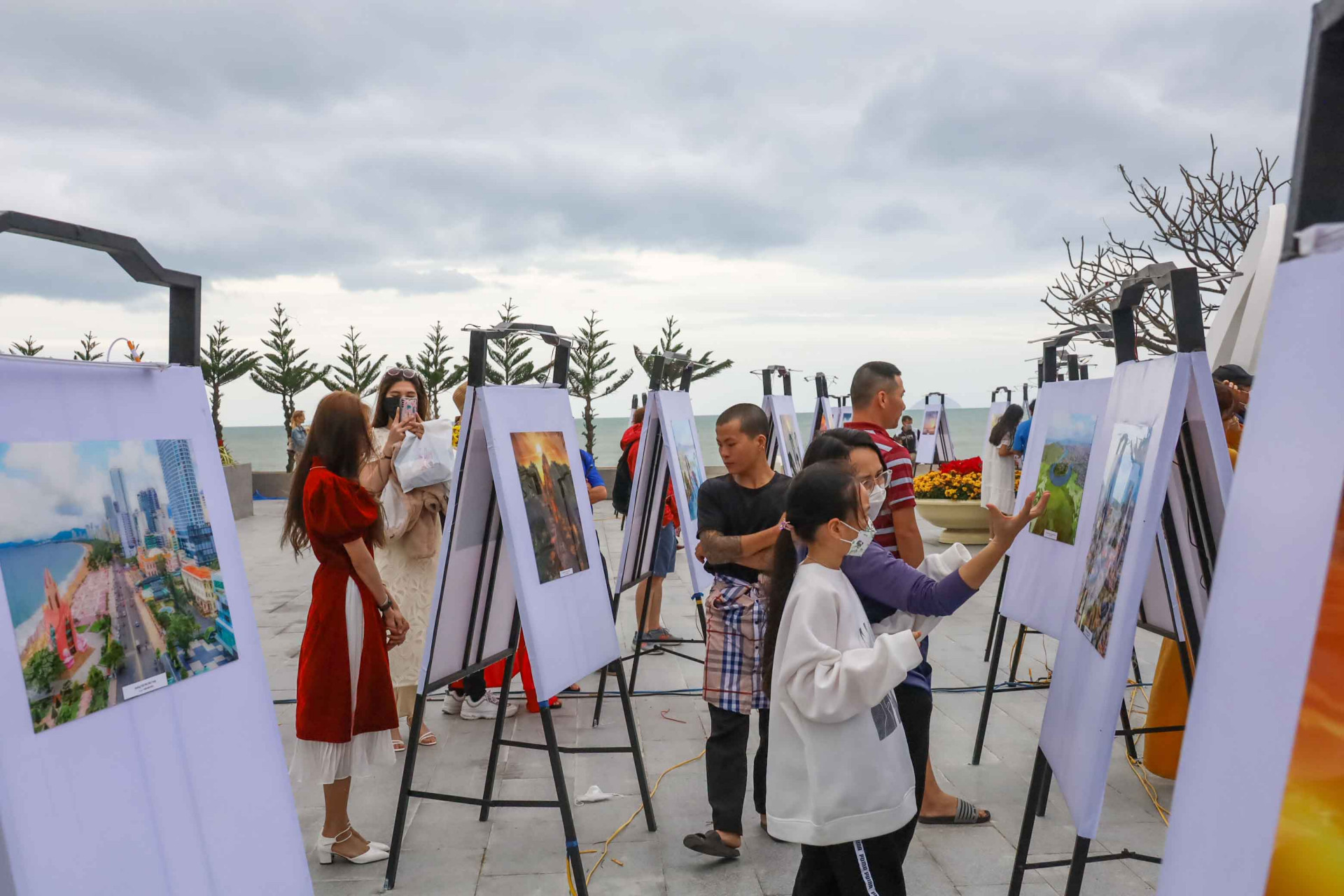 Đông đảo công chúng đến xem triển lãm ảnh Nét đẹp xứ Trầm hương. 