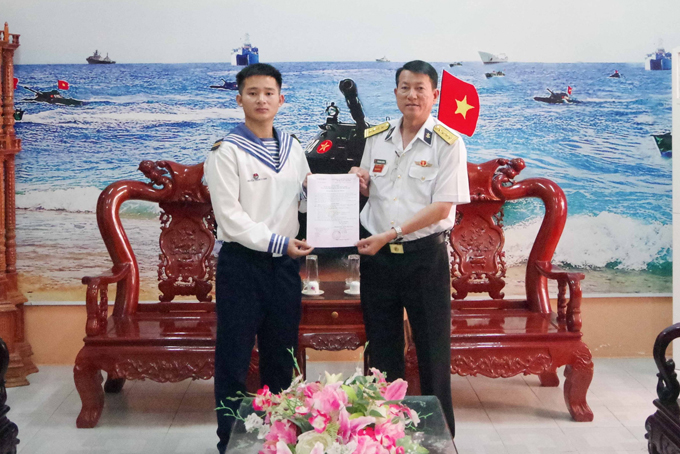 Lữ đoàn trưởng Lữ đoàn 101 trao quyết định chuyển quân nhân chuyên nghiệp cho Trung sĩ Nguyễn Trọng Hoàng Anh.