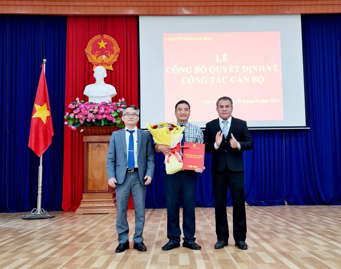 Ông Võ Chí Vương - Giám đốc Sở Nội vụ (trái) trao quyết định của UBND tỉnh phê chuẩn kết quả bầu chức vụ Phó Chủ tịch UBND TP. Cam Ranh đối với ông Hà Thế Ân 