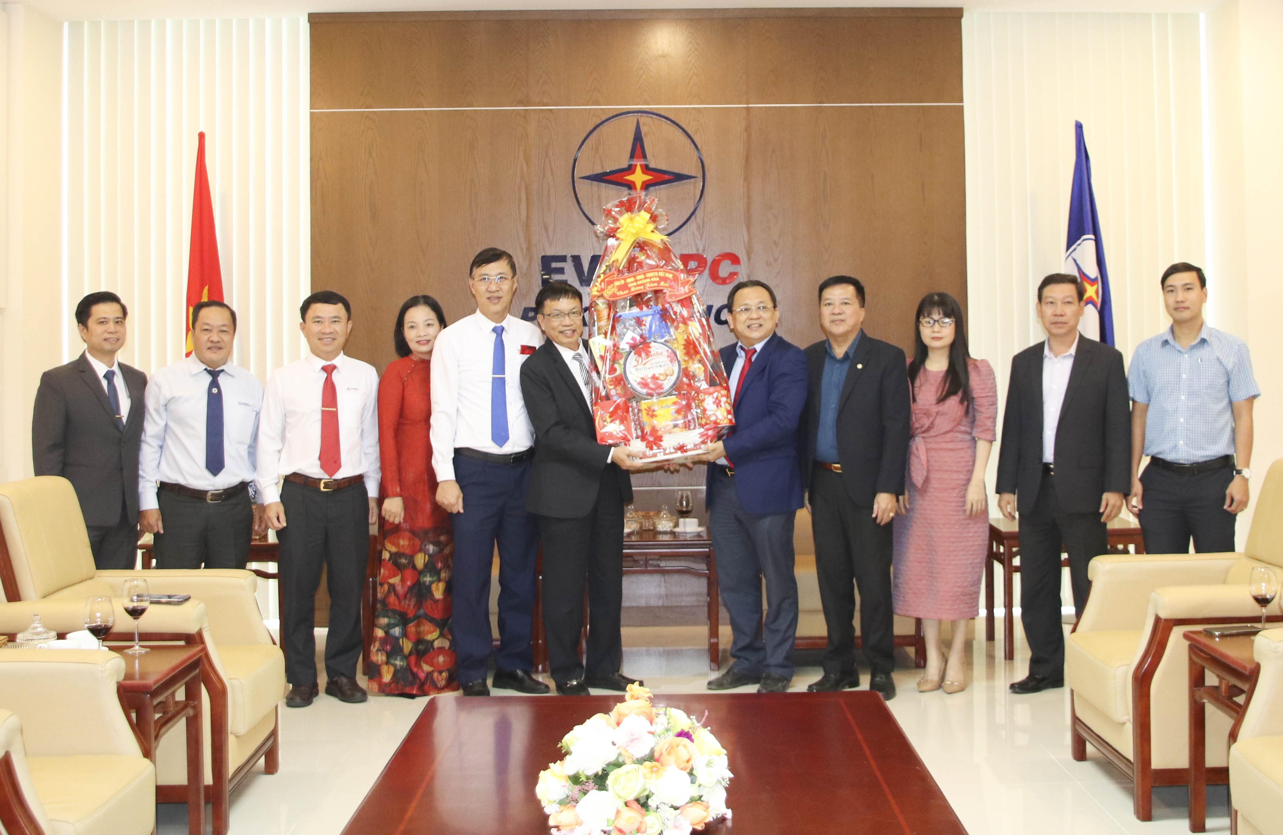 Ông Lê Hữu Hoàng đến thăm, chúc Tết Công ty Cổ phần Điện lực Khánh Hòa