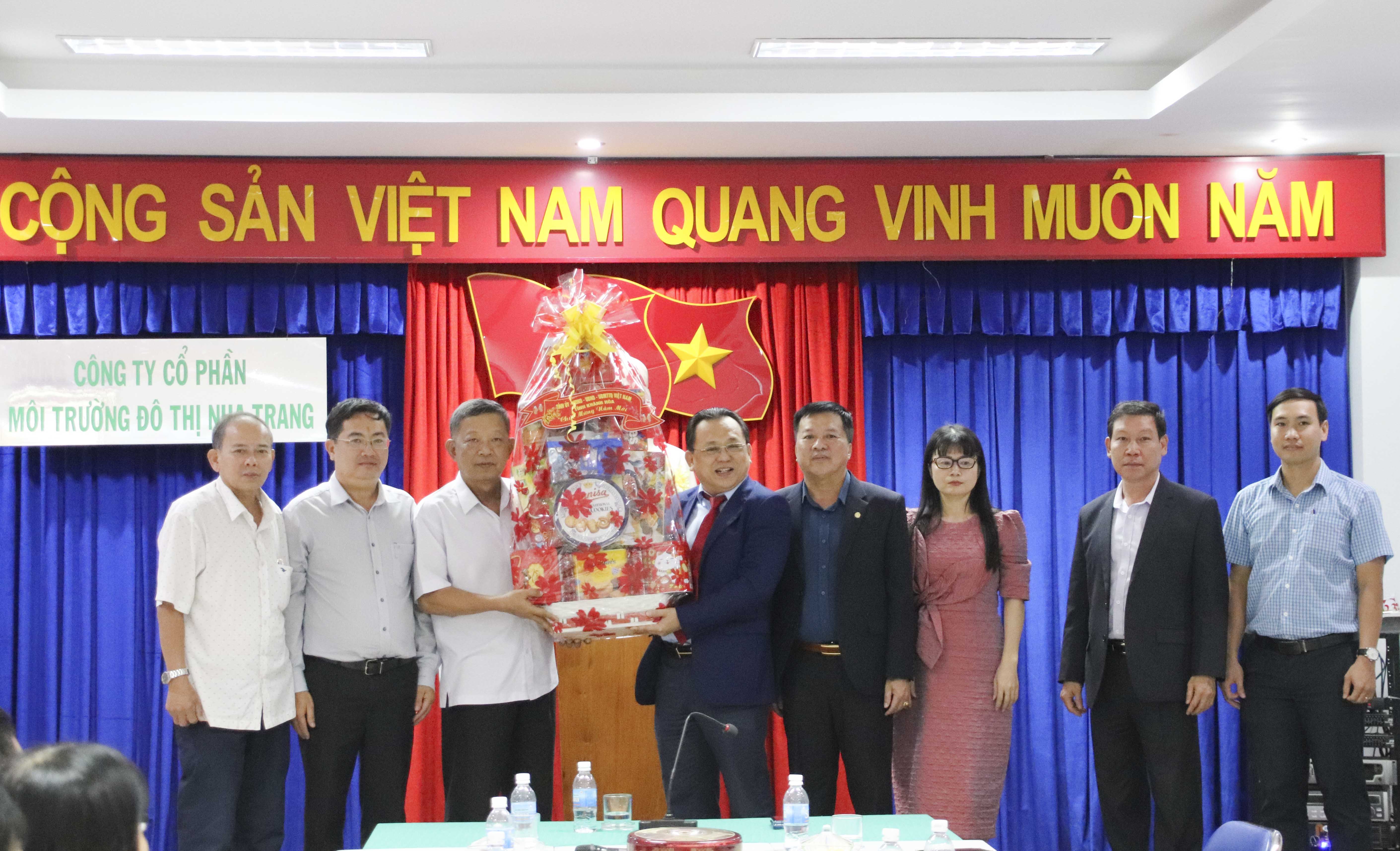 Ông Lê Hữu Hoàng đến thăm, chúc Tết Công ty Cổ phần Môi trường Đô thị Nha Trang
