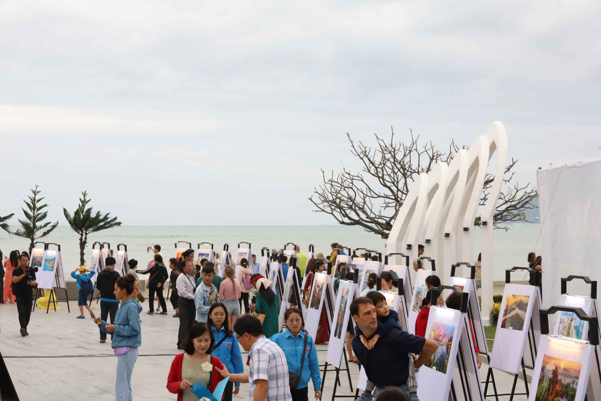 Những tác phẩm nhiếp ảnh về danh lam thắng cảnh ở xứ Trầm hương được giới thiệu trong không gian Tháp Trầm hương bên bờ biển Nha Trang xinh đẹp thực sự tạo được ấn tượng với nhiều người. 
