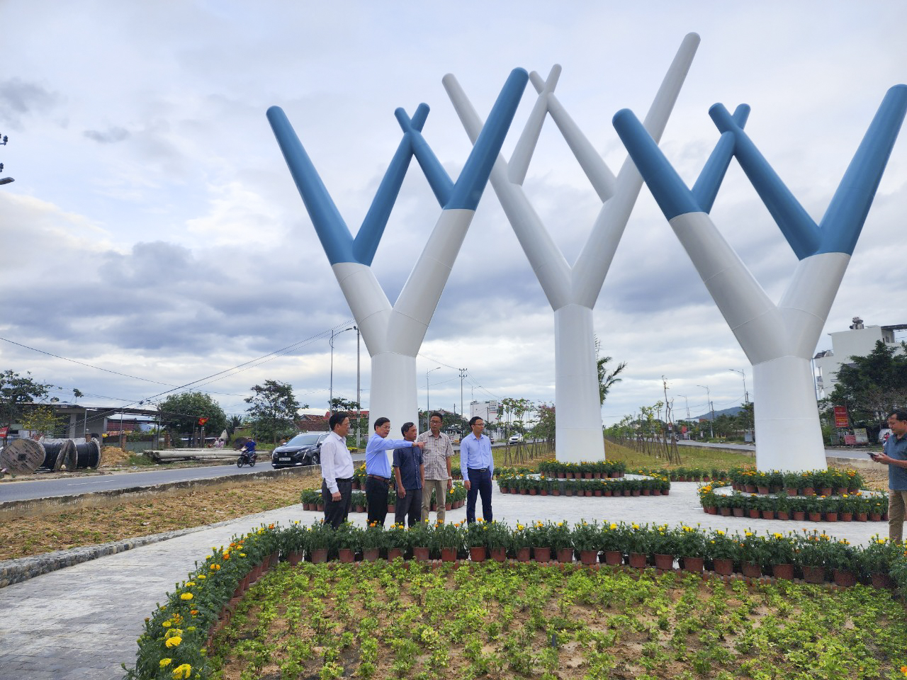 Ông Nguyễn Tấn Tuấn kiểm tra khu vực biểu tượng trên đường Võ Nguyên Giáp đoạn huyện Diên Khánh