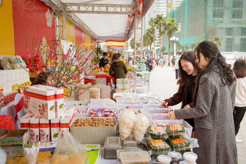 Hội chợ Tết 2023 với hàng ngàn gian hàng thu hút đông đảo khách mua sắm