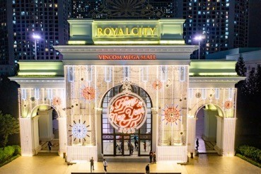 Vincom Mega Mall Royal City với trang trí cổng vàng tráng lệ, rực rỡ
