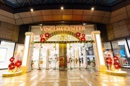 Vincom Center Landmark 81 với decor hoa trạng nguyên, tiền vàng rực rỡ là điểm hẹn “sống ảo” yêu thích của gia đình