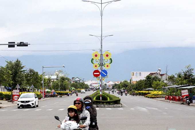 Con đường Nguyễn Thị Ngọc Oanh rực rỡ sắc xuân.