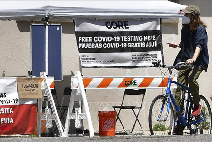 Một điểm xét nghiệm COVID-19 tại Los Angeles, California, Mỹ. Ảnh: AFP/TTXVN