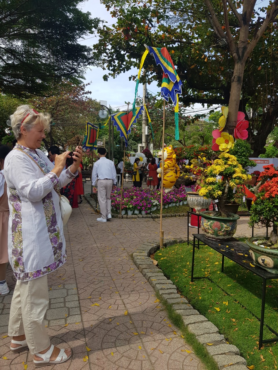 Du khách nước ngoài thích thú với phong cảnh Hội hoa xuân
