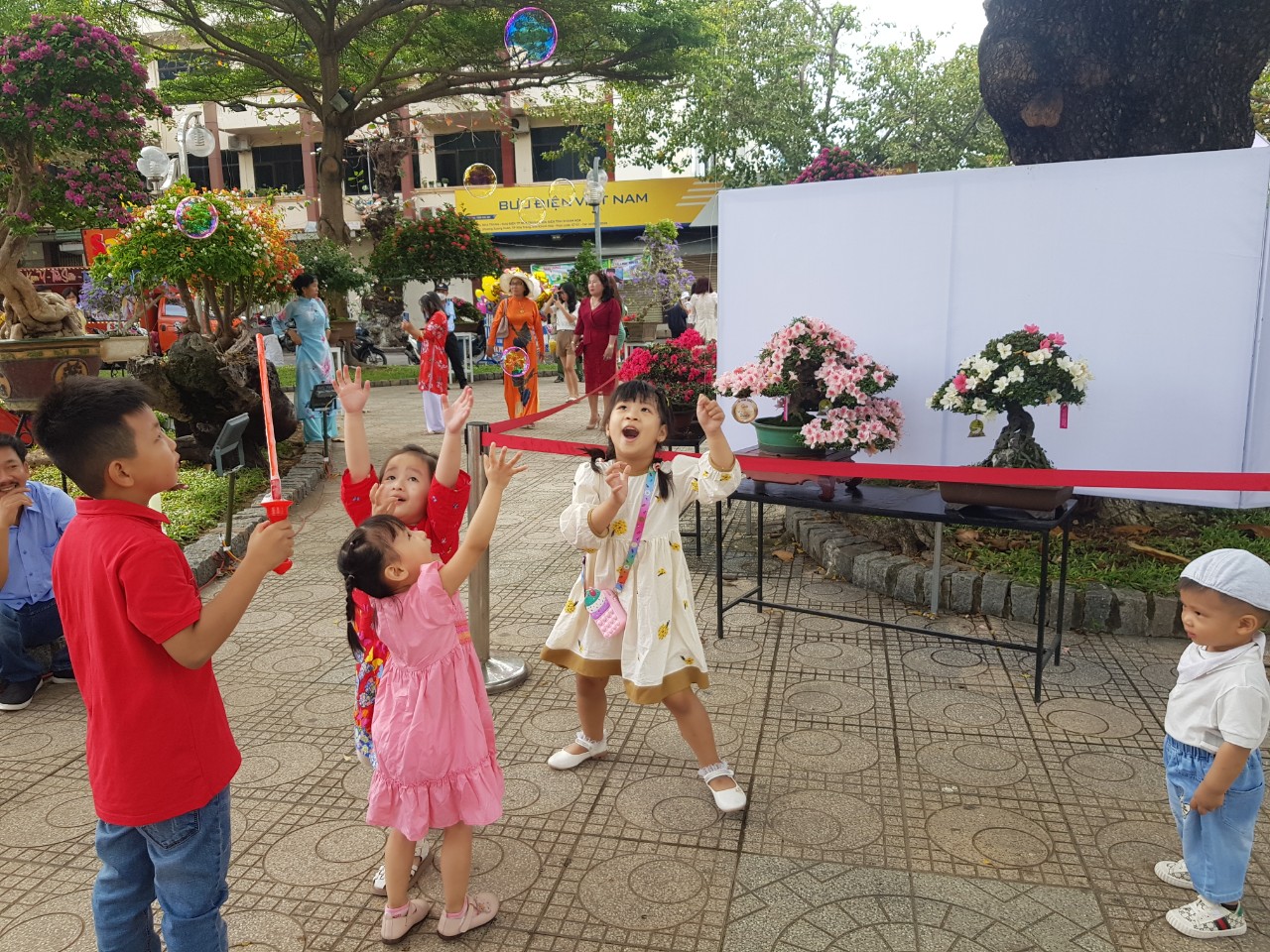 Trẻ em nô đùa tại Hội hoa xuân