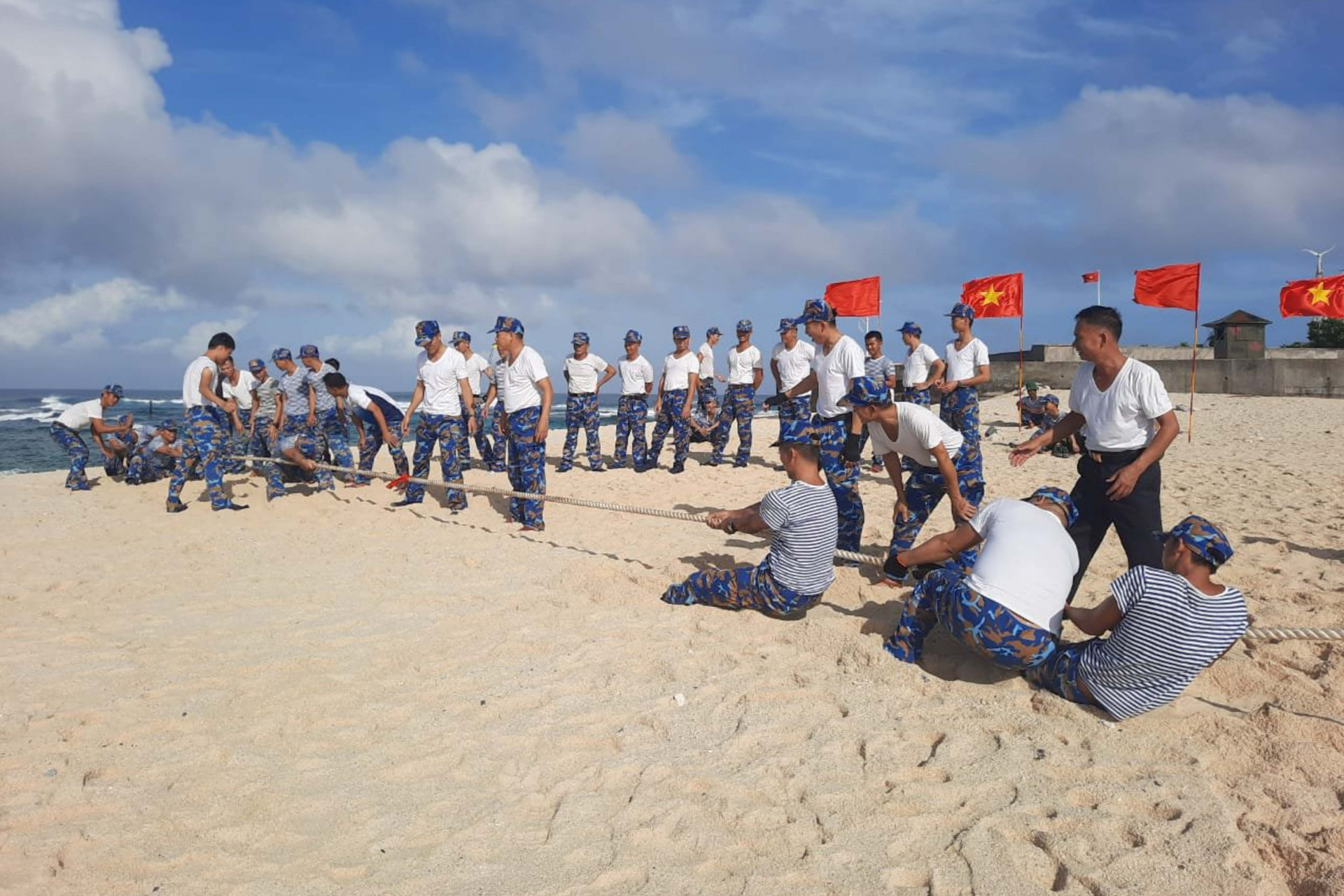 Cán bộ, chiến sĩ đảo An Bang thi kéo co