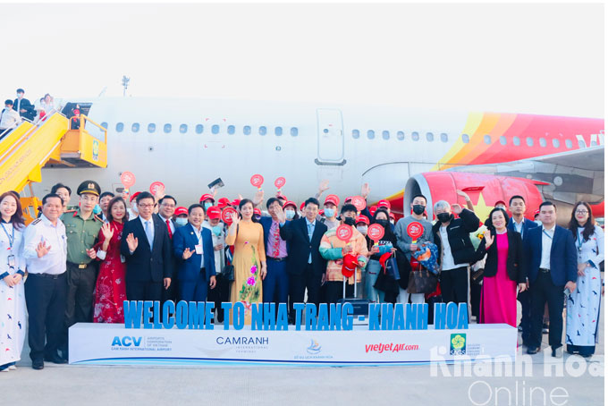 Lãnh đạo UBND tỉnh Khánh Hòa cùng các đại biểu chụp ảnh lưu niệm với đoàn khách du lịch đến từ Tứ Xuyên, Trung Quốc