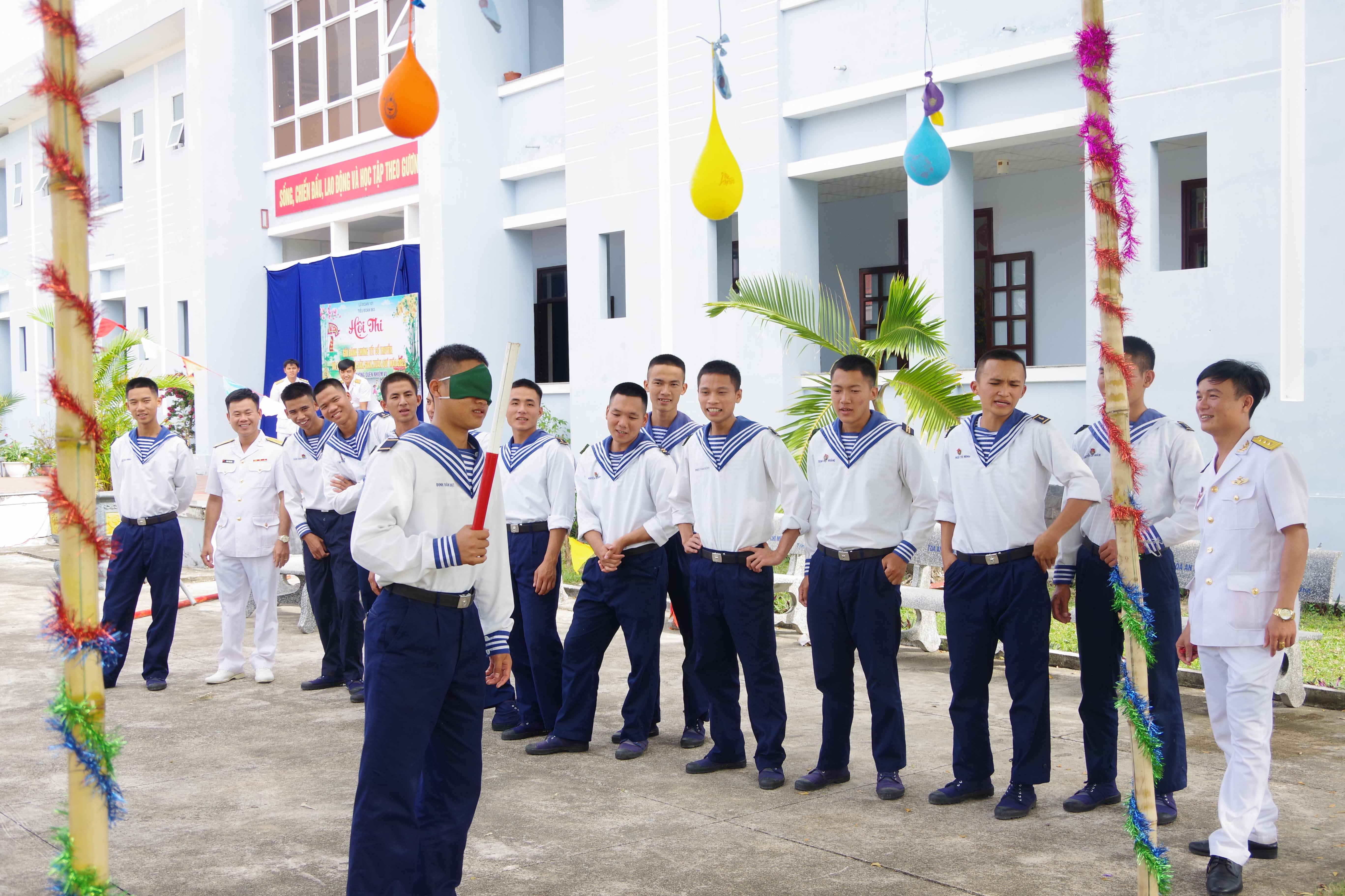 Tiểu đoàn 863 tổ chức cho bộ đội chơi bịt mắt đập bóng