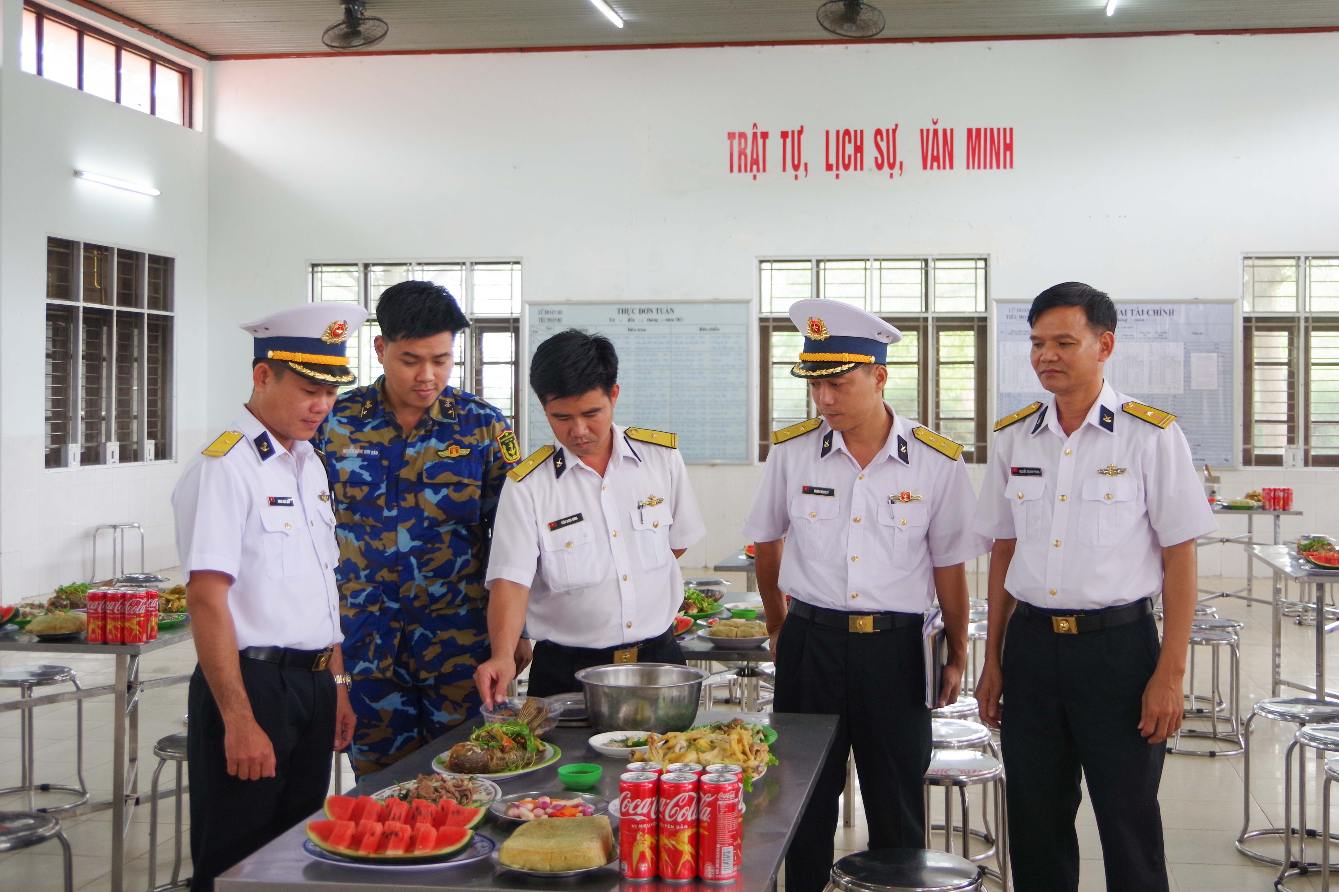 Kiểm tra bữa ăn Tết cho bộ đội tại Tiểu đoàn 863