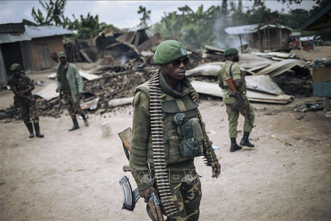 Binh sĩ quân đội CHDC Congo tuần tra tại làng Manzalaho gần Beni sau một vụ tấn công của phiến quân. Ảnh: AFP/TTXVN
