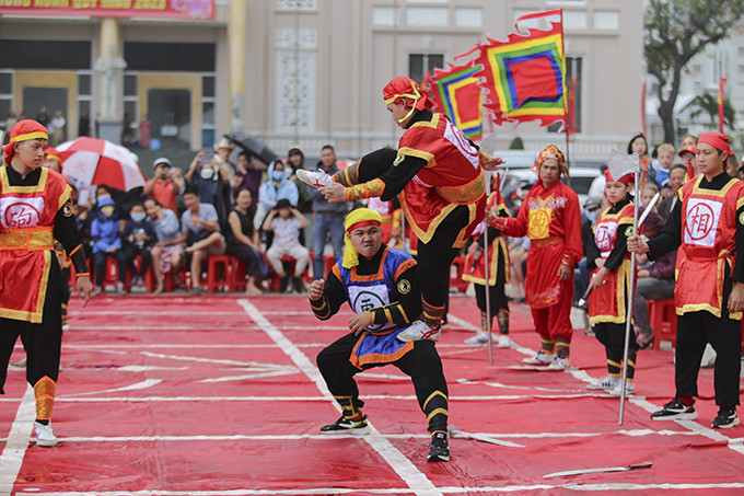 Các quân cờ biểu diễn võ thuật trong quá trình hai kỳ thủ thi đấu.