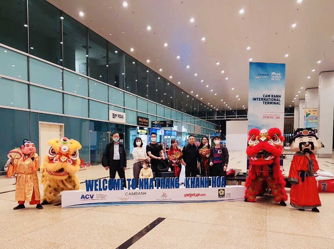 Du khách được đại diện Công ty TNHH Thương mại Du lịch và Dịch vụ Gia Việt tặng hoa tại Cảng hàng không quốc tế Cam Ranh