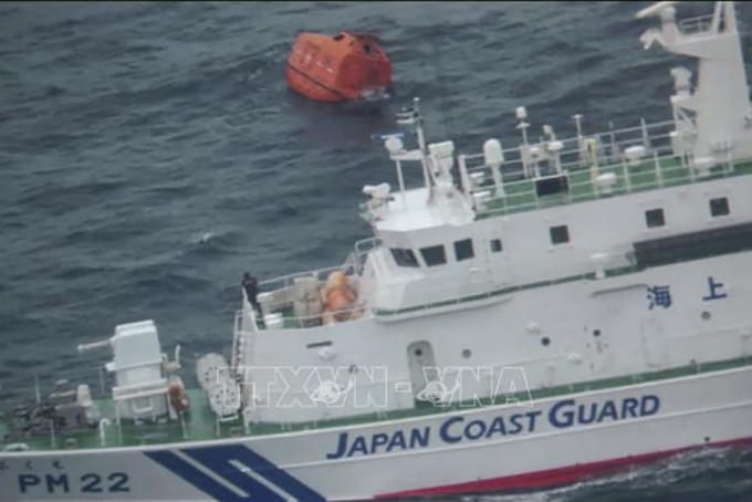 Tàu của lực lượng bảo vệ bờ biển Nhật Bản tiến hành cứu hộ chở hàng bị lật ngoài khơi tỉnh Nagasaki ngày 25/1/2023. Ảnh: AFP/TTXVN