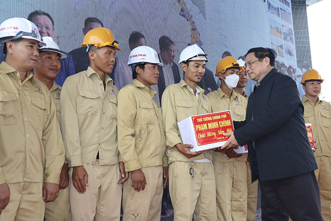 Thủ tướng Phạm Minh Chính tặng quà động viên công nhân thi công Dự án cao tốc Nha Trang - Cam Lâm.