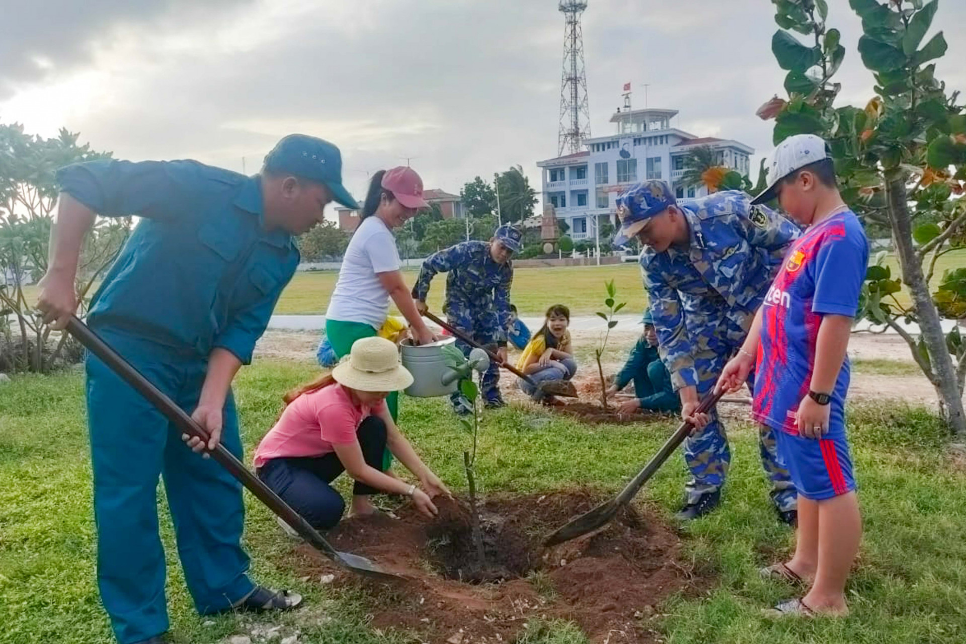 Quân và dân đảo Song Tử Tây tham gia trồng cây