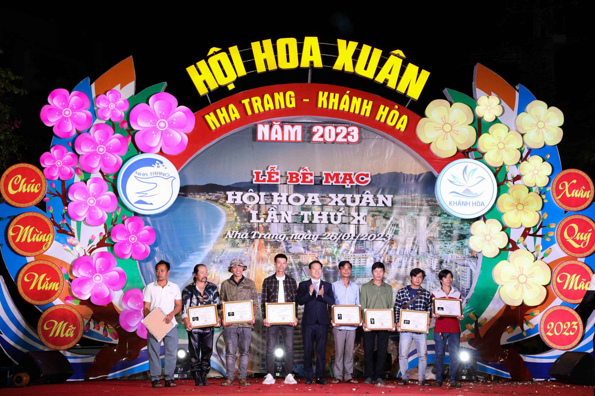 Lãnh đạo UBND TP. Nha Trang trao giải Nhất cho các nghệ nhân có tác phẩm xuất sắc. 