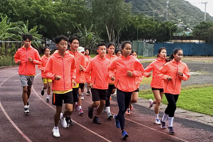 Các thành viên đội tuyển điền kinh Khánh Hòa ra quân tập luyện  ngày đầu năm mới.