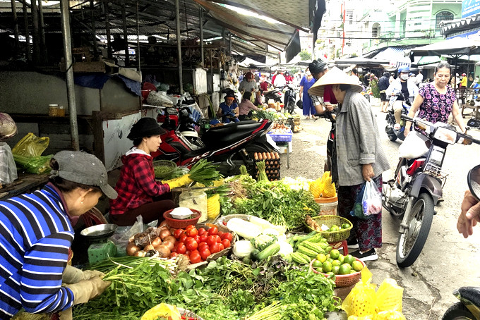 Người dân mua rau, củ tại chợ Xóm Mới (Nha Trang) vào sáng mùng 5 Tết.